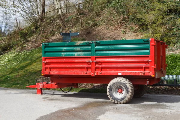 Piros és zöld mezőgazdasági pótkocsi — Stock Fotó