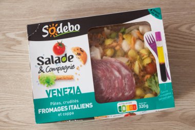 Brest - Fransa, 16 Kasım 2019 Endüstriyel Sodebo Karışık Salatası