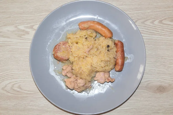 Sauerkraut con carne en un plato —  Fotos de Stock