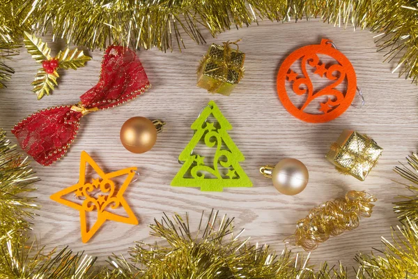 Firavun ağacı süslemesi, süsleme ve altın Noel balosu — Stok fotoğraf