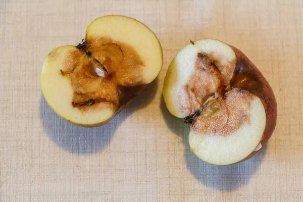 Apel busuk dipotong dua potong — Stok Foto