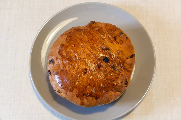 Kouign des gras cake och kniv på en tallrik — Stockfoto