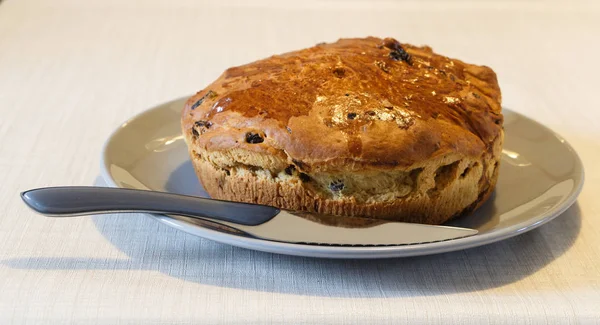 Kouign des gras ciasto i nóż na talerzu — Zdjęcie stockowe