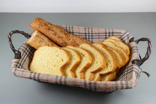 Baguette chleb i brioche w koszu na chleb — Zdjęcie stockowe