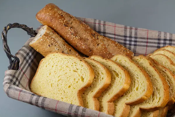 Pane baguette e brioche in un paniere — Foto Stock