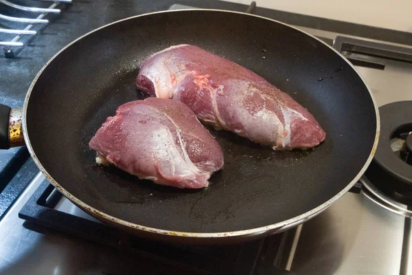 Pato asar a la parrilla en una sartén — Foto de Stock