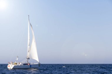 Brittany güneş altında yelkenli