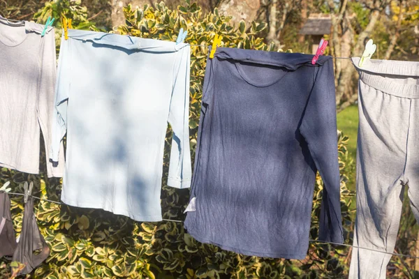 Linha de lavagem com roupas — Fotografia de Stock