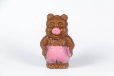 Paskalya için domuz şeklinde sütlü çikolata.