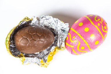 Paskalya için pembe kağıda sarılı çikolatalı yumurtalar.