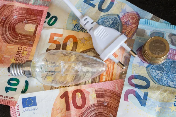 Euromunten Bankbiljetten Gloeilampen Elektrische Stekkers Als Concept Voor Prijs Van — Stockfoto