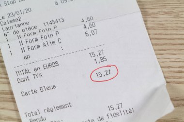 Saman, yiyecek, kredi kartı Fransızca yazılmış bir evcil hayvan dükkanının makbuzu.