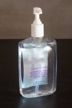 Pompalı hidro alkollü jel şişesi.