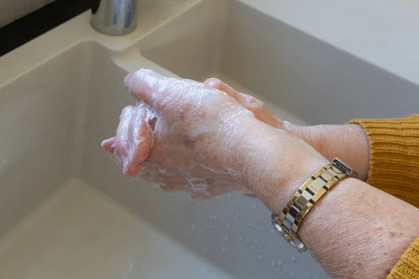 Banyoda Elini Sabunla Yıkayan Bir Kadın — Stok fotoğraf
