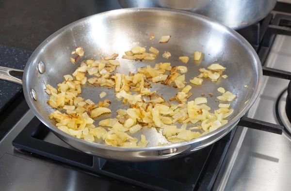 Pedaços Cebola Fritando Uma Frigideira Fogão Gás — Fotografia de Stock