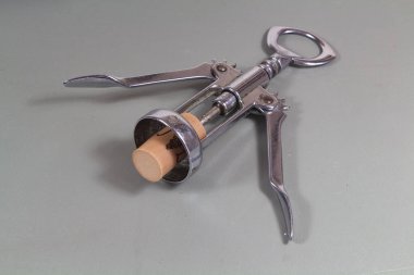 Tirbuşon ve şişe mantarı.