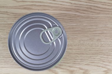 Teneke tahta arkaplanda yukarıdan görünebilir