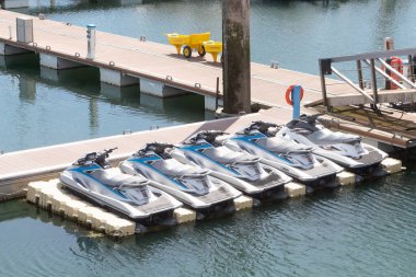 Brest, Fransa - 01 Haziran 2019: Brest limanındaki bir dubada jet ski