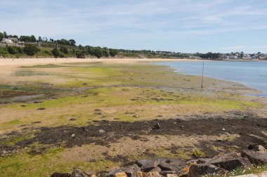 Brest 'teki Moulin Blanc plajı sular çekildiğinde