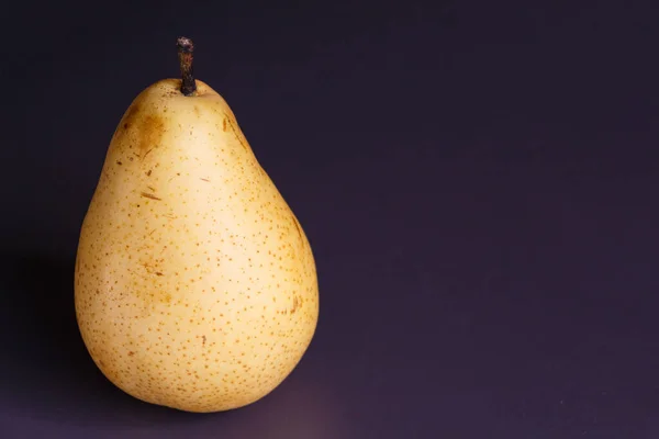 Kokonainen Keltainen Päärynä William Violetti Tausta — kuvapankkivalokuva