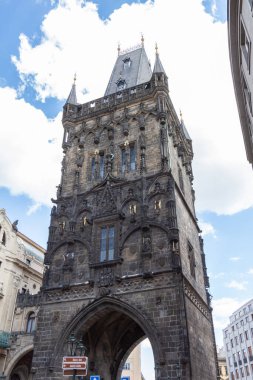 Prag 'da mavi gökyüzüne karşı pudra kapısı