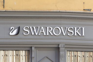 Prag - Çek Cumhuriyeti, 13 Ağustos 2018: Prag 'da Swarovski kuyumcusunun mağaza penceresi
