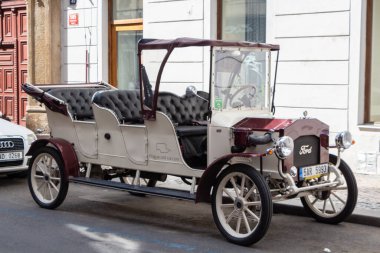 Prag - Çek Cumhuriyeti, 13 Ağustos 2018: Prag turizmi için eski Ford otomobil