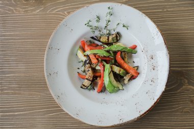 lezzetli yemekler ve uygun bir şekilde