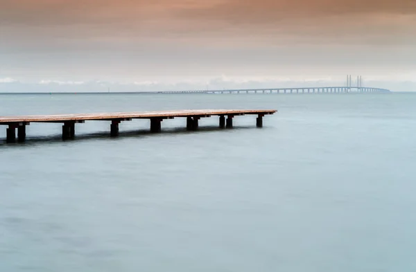 Puente hacia el continente entre Malmo Suecia — Foto de Stock