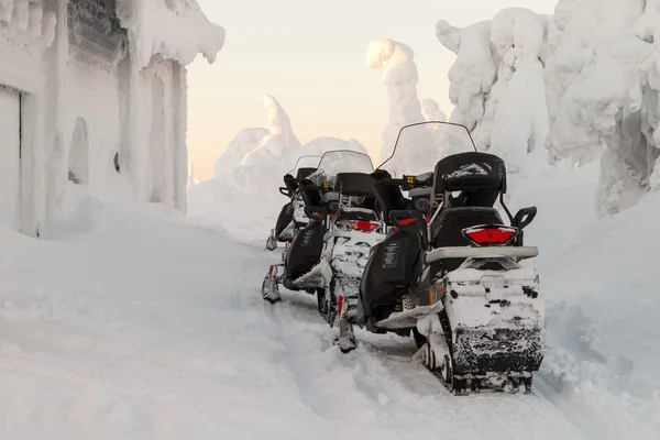 Edificio nevado con moto de nieve —  Fotos de Stock