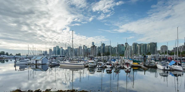 Horizonte de Vancouver a la luz de la mañana — Foto de Stock