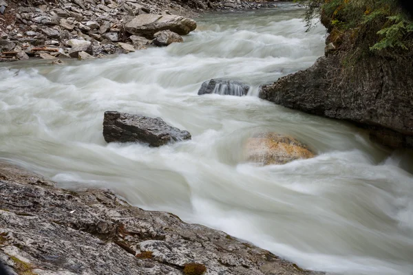 River flow at Johnson canyon — Stock Photo, Image