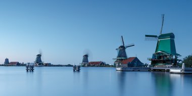 tipik bir Hollandalı peyzaj eski yel değirmenleri