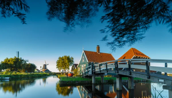 Vecchi mulini a vento in un tipico paesaggio olandese — Foto Stock