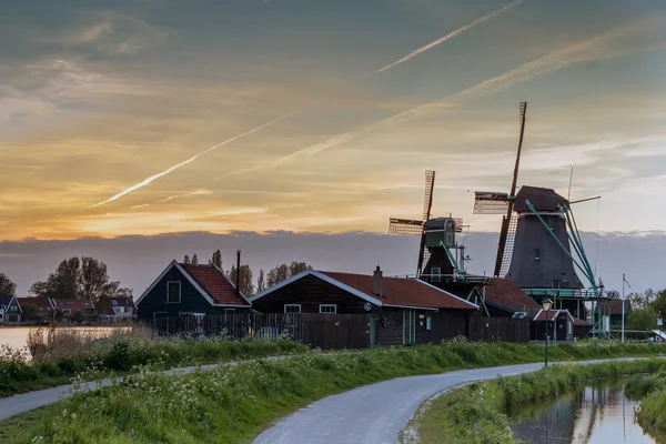 Tipik bir Hollandalı peyzaj eski yel değirmenleri — Stok fotoğraf