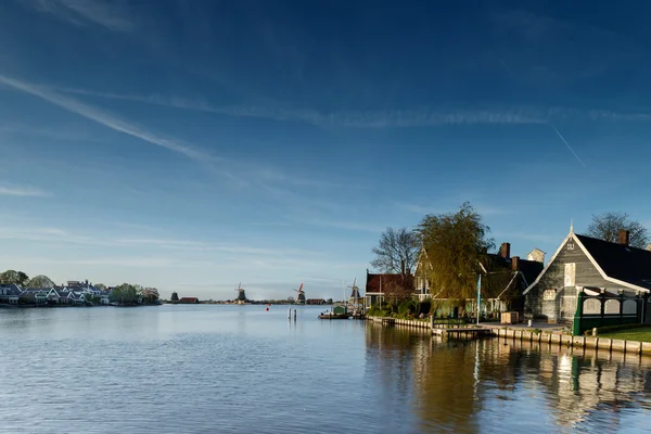 Oude windmolens in een typisch Nederlands landschap — Stockfoto