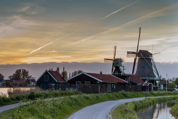 Viejos molinos de viento en un paisaje típico holandés — Foto de Stock