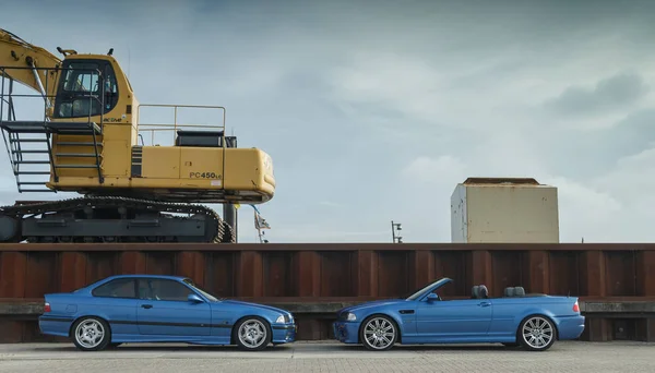 Автомобілі BMW M на невелику гавань — стокове фото