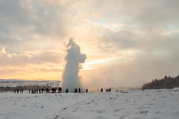 Geyser Strokkur em Geyser na Islândia — Fotografia de Stock