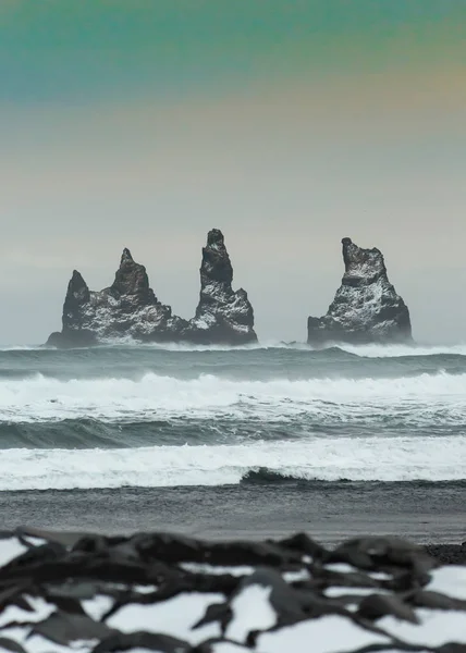 Playa en Vik en tiempo tormentoso —  Fotos de Stock