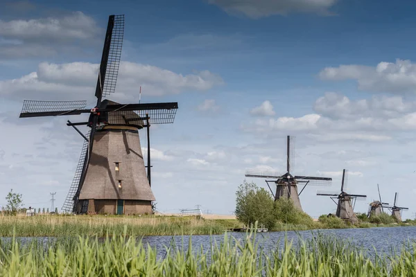 Velhos moinhos de vento em uma paisagem típica holandesa — Fotografia de Stock