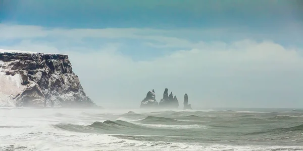 海滩上 Vik 在暴风雨的天气 — 图库照片