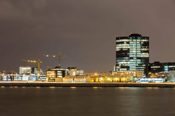 Moderne stad op avond — Stockfoto