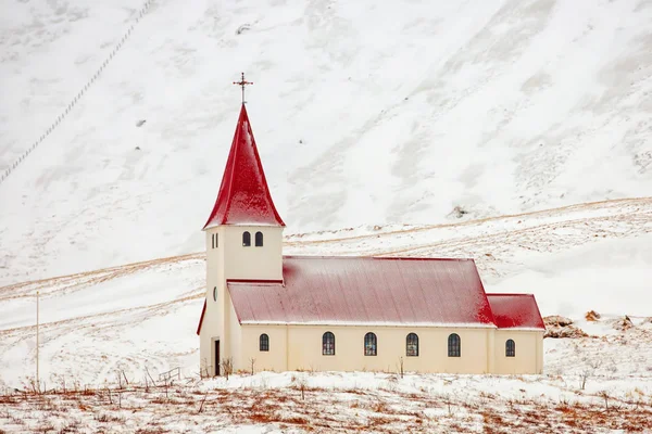 Εκκλησία στην κορυφή του βουνού σε Vik — Φωτογραφία Αρχείου