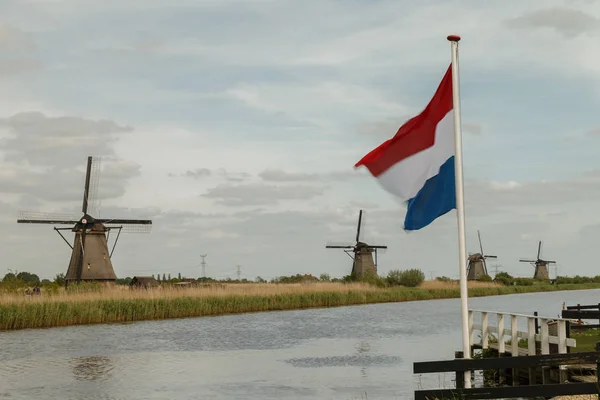 Старые ветряные мельницы в типичном голландском пейзаже — стоковое фото