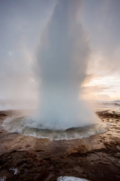 Strokkur Geyser na Islândia — Fotografia de Stock