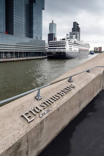 Uitzicht op gracht in Rotterdam — Stockfoto