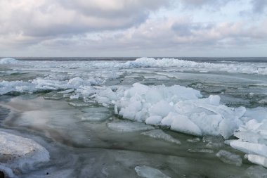 Yüzen ve buz sürüklenen