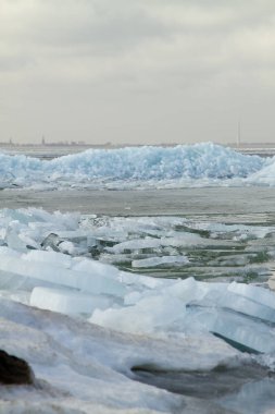 Yüzen ve buz sürüklenen