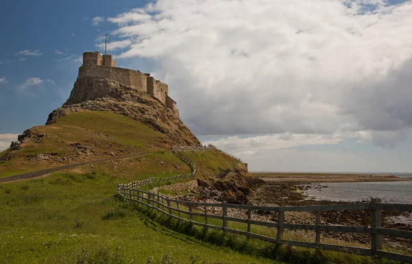 Château Lindisfarne situé sur l'île Sainte — Photo